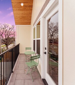 Outdoor dining - Near NRG and Downtown with Hot Tub, Games, King Bed, Family Fun! (Houston)