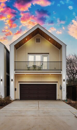 Exterior - Near NRG and Downtown with Hot Tub, Games, King Bed, Family Fun! (Houston)