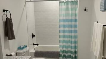 Dutxa, assecador de cabells, tovalloles i paper higiènic