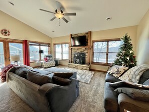 Smart TV, fireplace, stereo