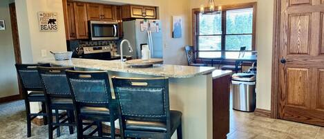 冷蔵庫、電子レンジ、オーブン、コンロ