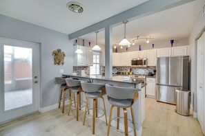 Fridge, microwave, stovetop, dishwasher - Lanai, Grill & Outdoor Pool: Melbourne Duplex! (Melbourne)