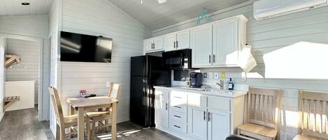 Jääkaappi, mikroaaltouuni, liesi, astianpesukone