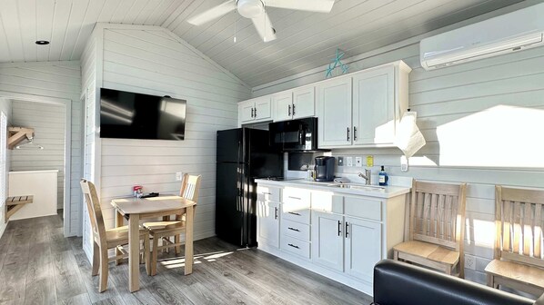 Fridge, microwave, stovetop, dishwasher - Brand New*Steps to Beach*Family Friendly*Sleeps 6 (Bolivar Peninsula)
