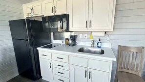 Kühlschrank, Mikrowelle, Herdplatte, Wasserkocher mit Kaffee-/Teezubehör