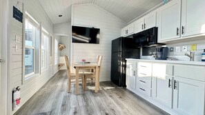 Kylskåp, mikrovågsugn, spishäll och kaffe- och tebryggare