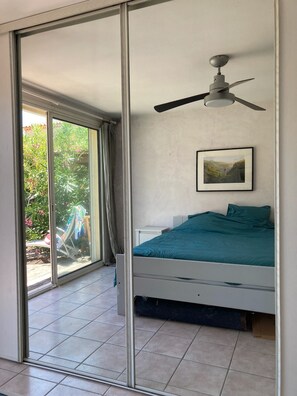 3 bedrooms, desk, iron/ironing board, travel cot - Villa with private pool (Velaux)