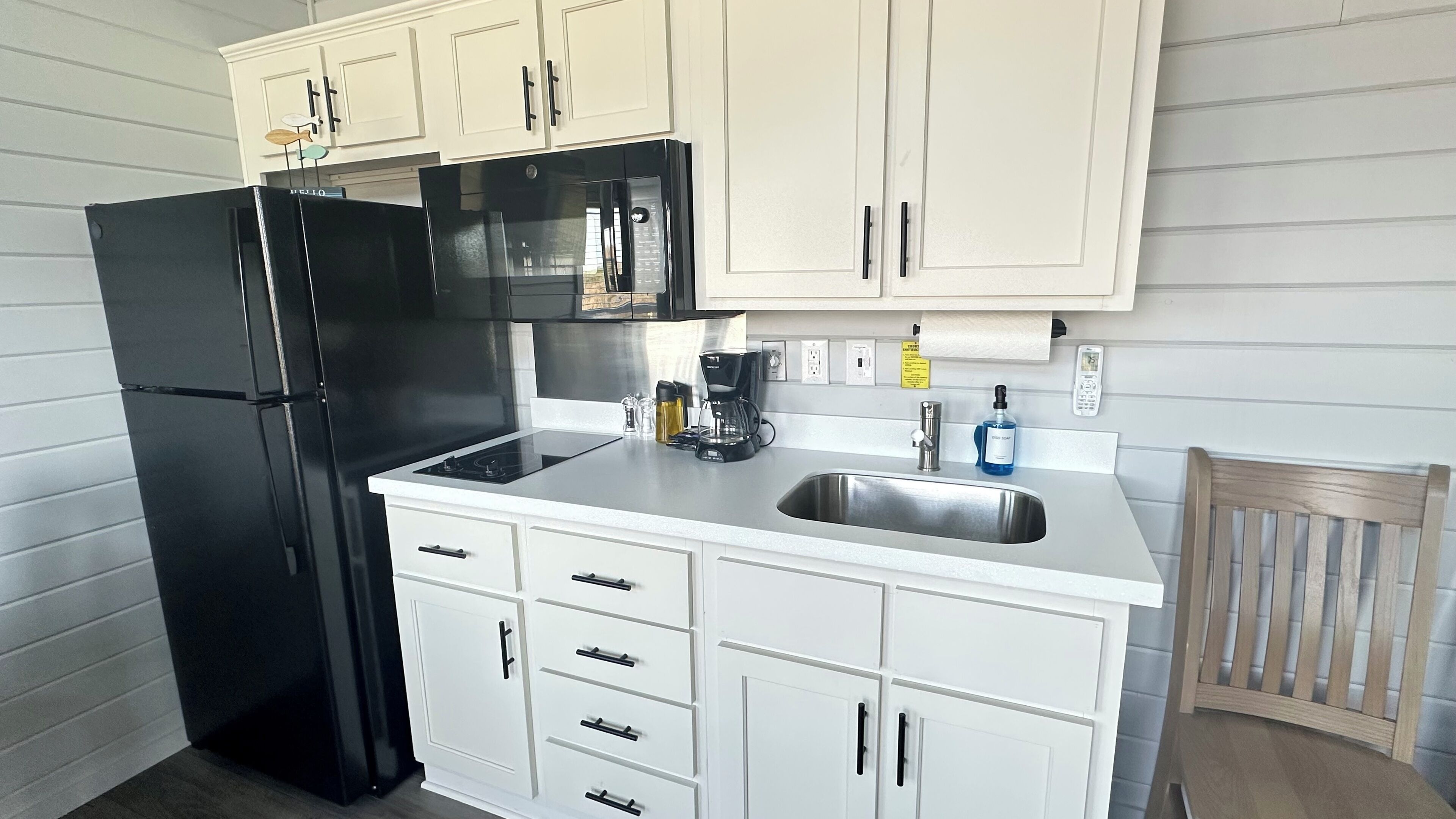 Refrigerador, microondas, parrilla de estufa y cafetera y tetera 