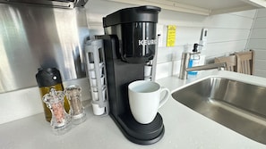 冷蔵庫、電子レンジ、コンロ、コーヒー / ティーメーカー