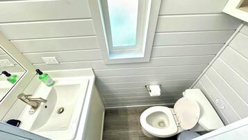 Dusj, hårføner og håndklær