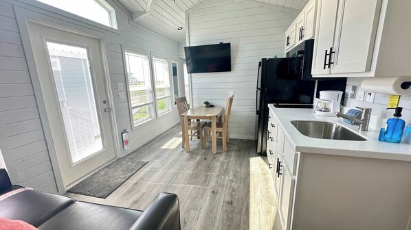 Kjøleskap, mikrobølgeovn, kokeplater og kaffetrakter/tekoker