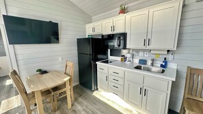 Jääkaappi, mikroaaltouuni, liesi, kahvin-/teenkeitin