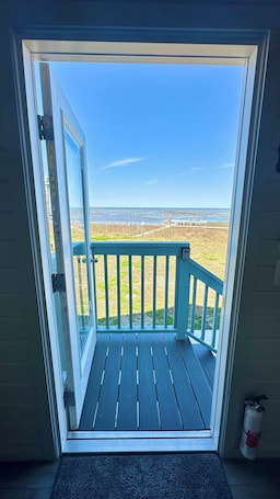 Interior. Waterfront on the Bay*Close to Beach*Brand New!