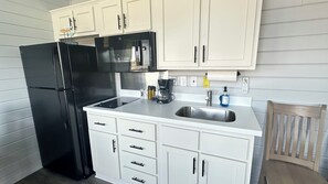 Kühlschrank, Mikrowelle, Herdplatte, Wasserkocher mit Kaffee-/Teezubehör