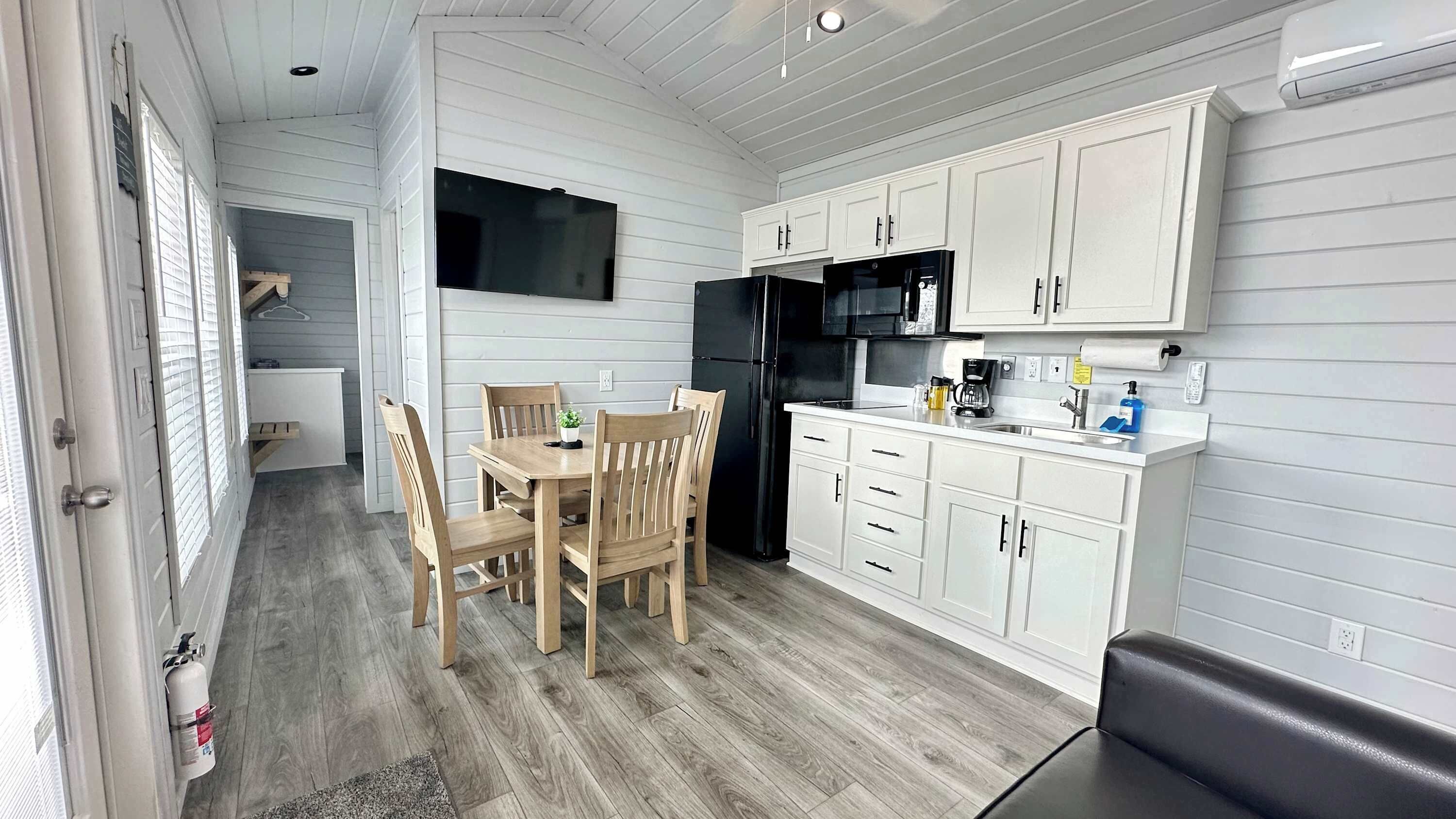 Refrigerador, microondas, parrilla de estufa y cafetera y tetera 