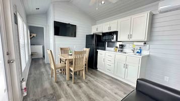 Refrigerador, microondas, parrilla de estufa y cafetera y tetera