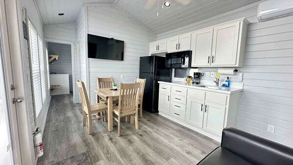 Réfrigérateur, micro-ondes, plaque de cuisson, cafetière/bouilloire