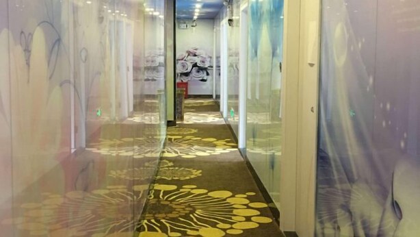 A hallway with mirrored walls and a floral carpet design. - Jiaqi Hotel (Shanghai)
