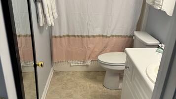 Asciugacapelli, asciugamani, sapone, carta igienica