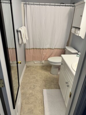 Haartrockner, Handtücher, Seife, Toilettenpapier