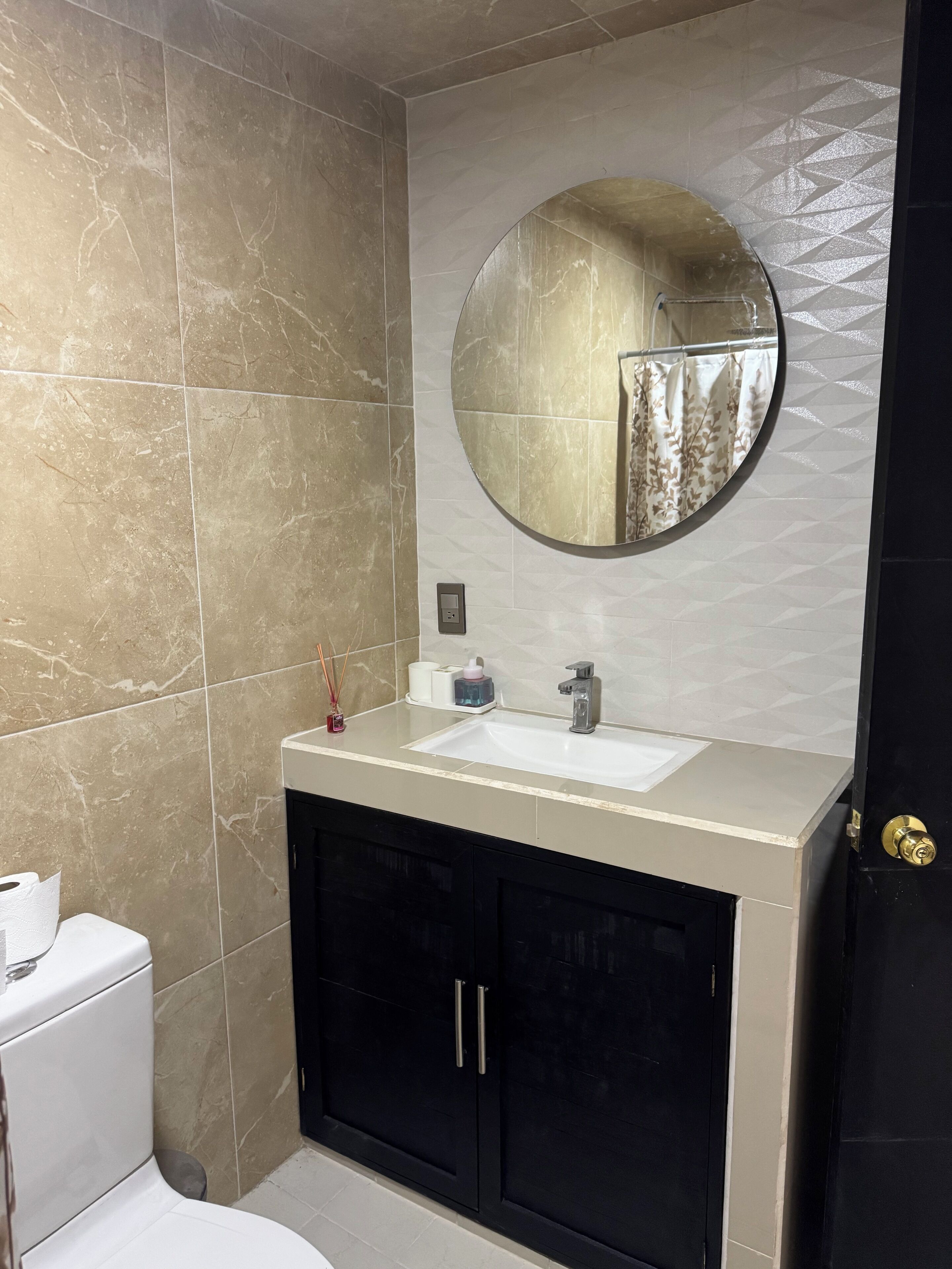 Sèche-cheveux, savon, papier toilette