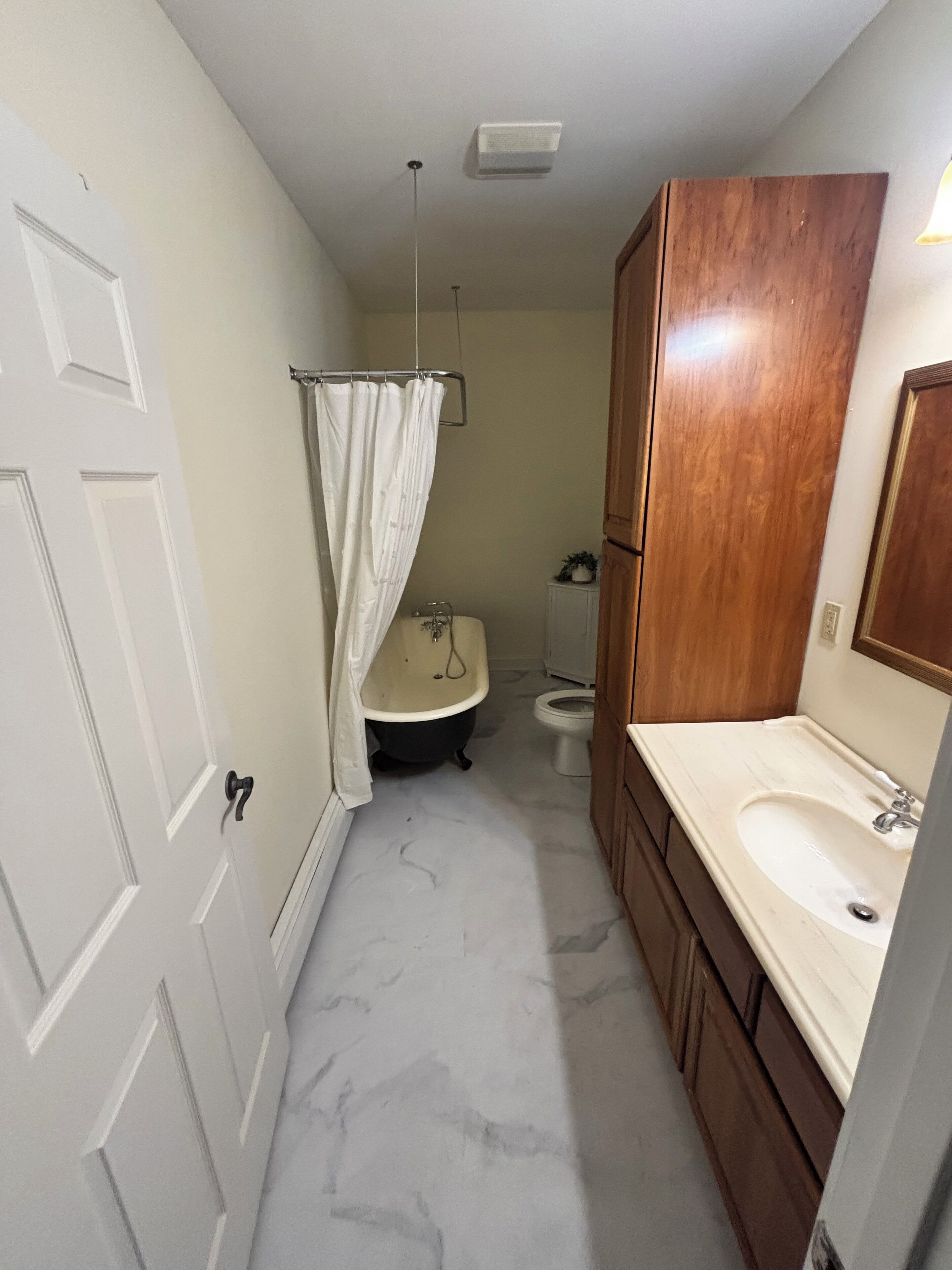 Toallas, jabón, shampoo, papel de baño 