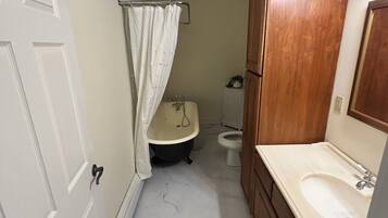 Serviettes fournies, savon, shampoing, papier toilette