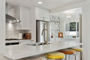 Refrigerador, microondas, horno, placa de cocina