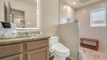 Douche, sèche-cheveux, serviettes fournies, savon