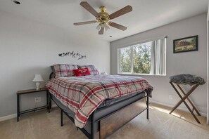 Escritorio, wifi gratis y ropa de cama 