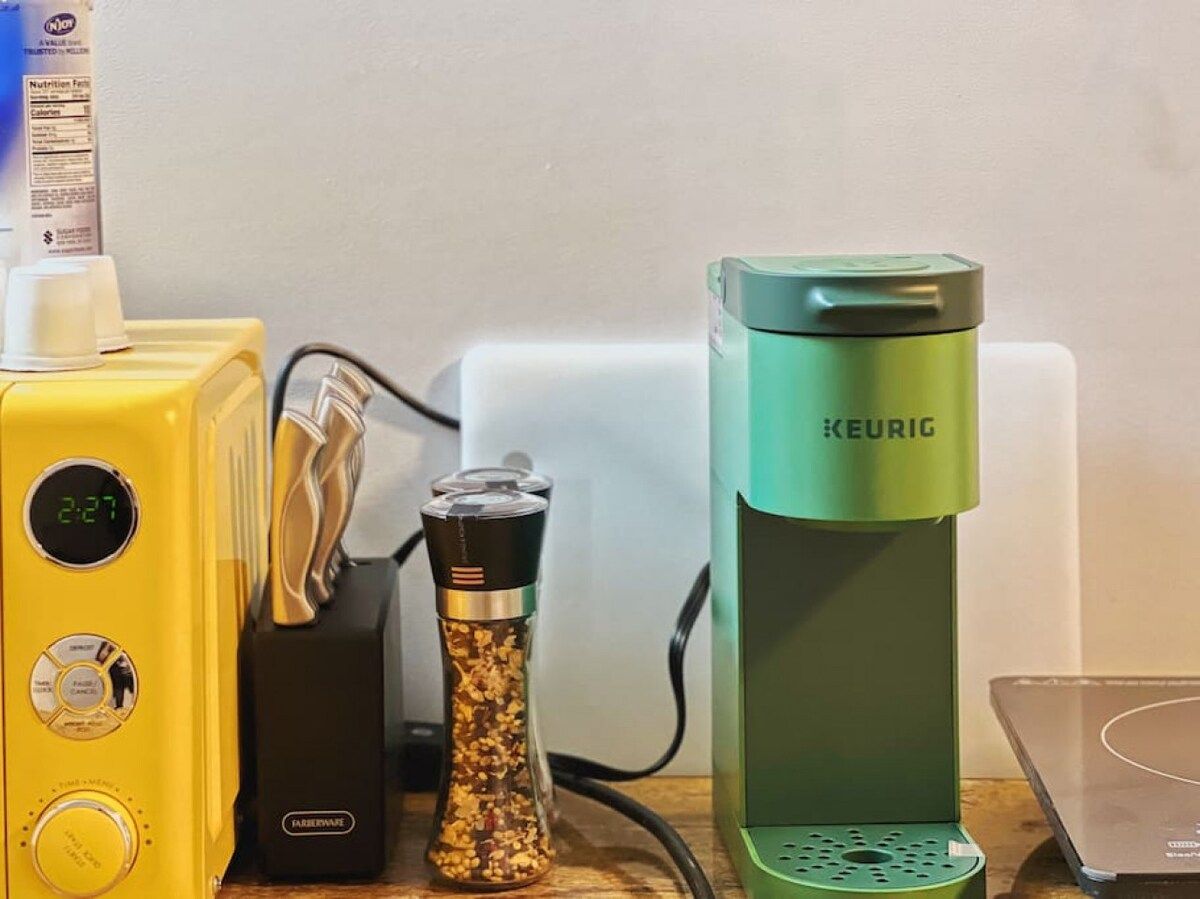 En kaffebryggare, en kaffekvarn och en timer placerade på en bänkskiva.