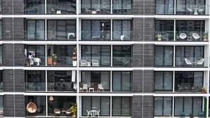 Un edificio a più piani con ampie vetrate e balconi. Ogni piano dispone di aree con sedute e tavoli.