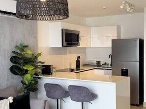 Kjøleskap, mikrobølgeovn, kokeplater og kaffetrakter/tekoker