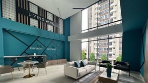 A modern living room with a sofa, coffee table, and chairs. There is a dining area with a table and chairs. The room has large windows and a view of buildings outside. - Modern and cozy apartment in the heart of Panama City, ideal for business travelers and digital nomads. Pool, gym, and coworking space available, with valet parking offered as an optional service. (Panamá)