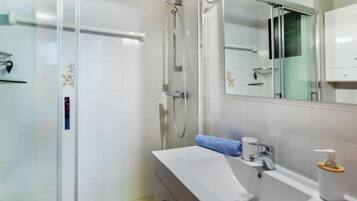 Ferienhaus, 4 Schlafzimmer, Terrasse | Badezimmer