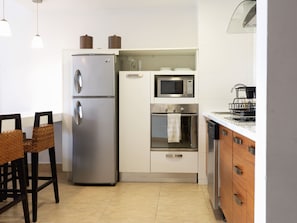 Réfrigérateur, four à micro-ondes, un four, surface de cuisson