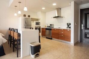 Kjøleskap, mikrobølgeovn, ovn og kokeplater