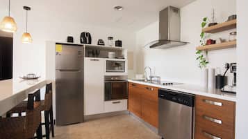 Fridge, microwave, oven, stovetop