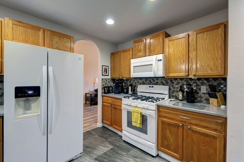 Stylish  3+bedroom house with WiFi, AC, & main floor flex room, in Port Orchard