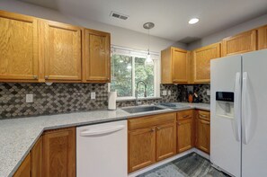 Een koelkast, een microgolfoven, een oven, een kookplaat