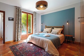 2 bedrooms, desk, iron/ironing board, WiFi