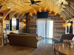 Smart-TV, Kamin, DVD-Player, Bücher