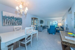 Dining - Beautiful Beach-Front, 2-bedroom condo with WiFi, AC in beautiful Ormond Beach (Ormond Beach)