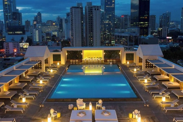 La gran piscina del edificio cuenta con multiples camas balinesas y hamacas. Tiene un servicio de Bar y Restaurante para poder comer o beber la comida del Restaurante de comida Fusion Azahar
