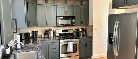 Refrigerador, microondas, horno y parrilla de estufa