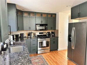 Jääkaappi, mikroaaltouuni, uuni, liesi