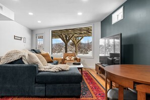 Smart TV, fireplace, table tennis