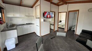 Hytte – deluxe | Oppholdsområde | Flatskjerm-TV