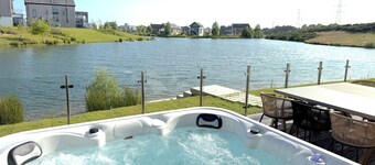 Lakeside retreat with hot tub, games room and on-site spa and pool
