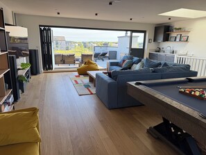 Smart-TV, Kamin, Videospiele, DVD-Player